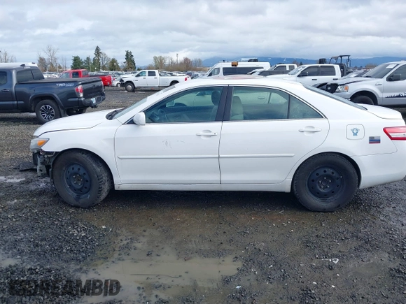 2011 Toyota Camry LE z VIN 4T1BF3EK8BU728563, wystawiony jako IAAI lot #41783543 z przebiegiem 294 062 mil mil oraz . Historia ofert i sprzedaży dostępna na DreamBid. Obrazek 14.