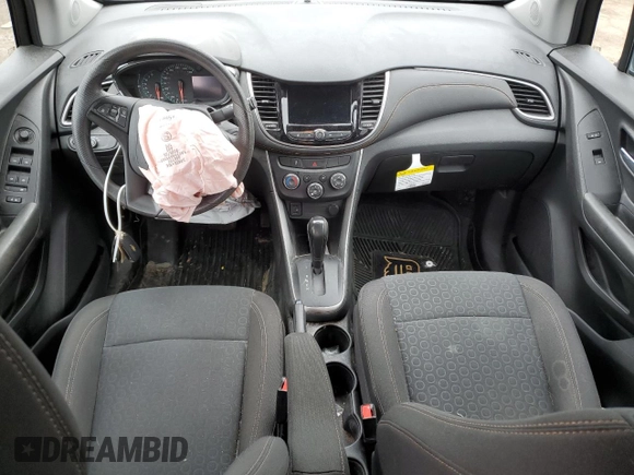 2021 Chevrolet Trax LS z VIN KL7CJKSB5MB327988, wystawiony jako Copart lot #56778645 z przebiegiem 26 312 mil mil oraz Nie do naprawy • Non repairable. Historia ofert i sprzedaży dostępna na DreamBid. Obrazek 8.