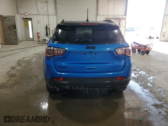 2020 Jeep Compass Altitude z VIN 3C4NJDBBXLT256470, wystawiony jako Copart lot #88228415 z przebiegiem 48 480 mil mil oraz Szkoda całkowita • Salvage title. Historia ofert i sprzedaży dostępna na DreamBid. Obrazek 6.