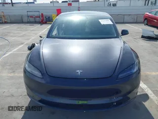 2025 Tesla Model 3 Long Range z VIN 5YJ3E1EA0SF915571, wystawiony jako IAAI lot #42247609 z przebiegiem 3 901 mil mil oraz . Historia ofert i sprzedaży dostępna na DreamBid. Obrazek 13.