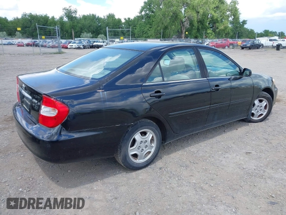 2003 Toyota Camry LE z VIN 4T1BF32KX3U055698, wystawiony jako IAAI lot #42243299 z przebiegiem 167 429 mil mil oraz . Historia ofert i sprzedaży dostępna na DreamBid. Obrazek 4.