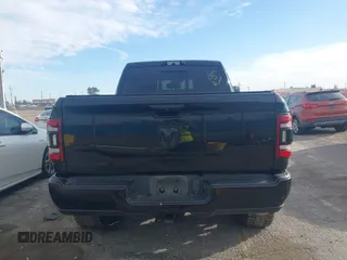 2021 Ram 2500 Laramie z VIN 3C6UR5FL7MG590681, wystawiony jako IAAI lot #41679165 z przebiegiem 28 482 mil mil oraz . Historia ofert i sprzedaży dostępna na DreamBid. Obrazek 16.