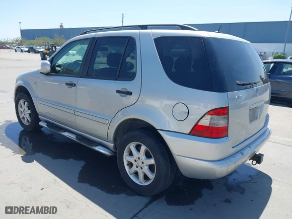 2000 Mercedes-Benz M-Class with VIN 4JGAB72E4YA166927, listed as a IAAI auction lot 42081618 with 277,078 mi miles. Bid and sale history available at carsss.com. Image 3.