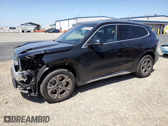 2025 BMW X1 xDrive28i z VIN WBX73EF06S5209777, wystawiony jako Copart lot #52076935 z przebiegiem 324 mil mil oraz Szkody całkowita. Historia ofert i sprzedaży dostępna na DreamBid. Obrazek 1.