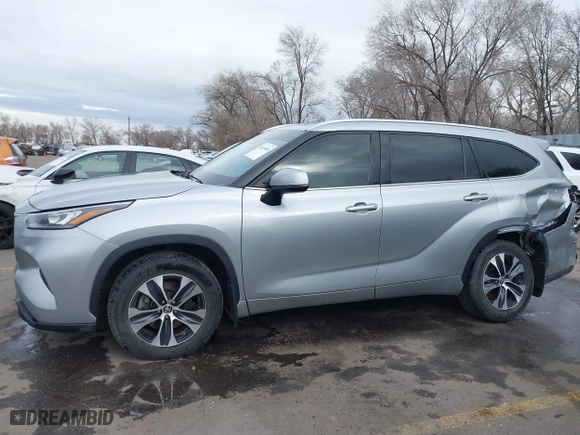 2020 Toyota Highlander XLE with VIN 5TDGZRBH1LS502142, listed as a IAAI auction lot 41819000 with 107,619 mi miles. Bid and sale history available at carsss.com. Image 15.