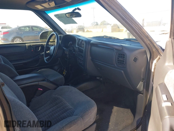 2002 Chevrolet Blazer LS z VIN 1GNDT13W52K213071, wystawiony jako IAAI lot #41336010 z przebiegiem 157 758 mil mil oraz . Historia ofert i sprzedaży dostępna na DreamBid. Obrazek 5.