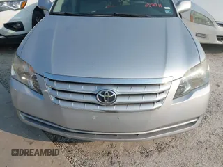 2005 Toyota Avalon XL z VIN 4T1BK36B45U052711, wystawiony jako IAAI lot #42363850 z przebiegiem 175 331 mil mil oraz . Historia ofert i sprzedaży dostępna na DreamBid. Obrazek 6.