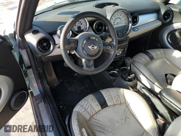 2013 MINI Convertible z VIN WMWZN3C57DT569379, wystawiony jako Copart lot #71982954 z przebiegiem 152 142 mil mil oraz Czysty tytuł • Clean title. Historia ofert i sprzedaży dostępna na DreamBid. Obrazek 8.