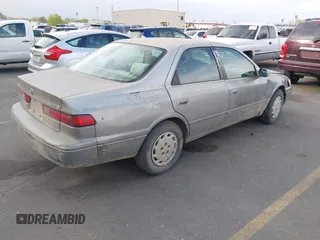 1998 Toyota Camry LE z VIN JT2BG22K8W0144508, wystawiony jako IAAI lot #42083963 z przebiegiem 222 776 mil mil oraz . Historia ofert i sprzedaży dostępna na DreamBid. Obrazek 4.