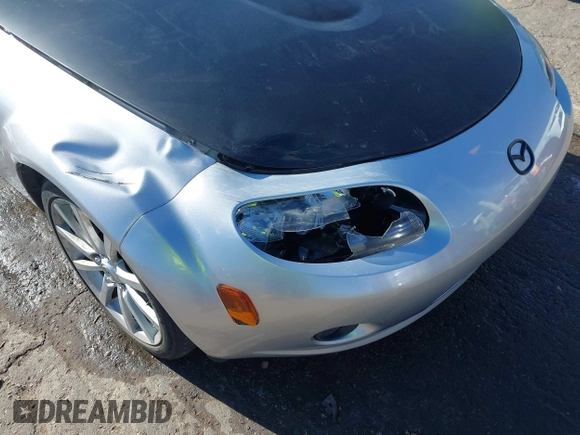 2007 Mazda MX-5 Miata Sport z VIN JM1NC25F170126965, wystawiony jako IAAI lot #41003125 z przebiegiem 99 338 mil mil oraz . Historia ofert i sprzedaży dostępna na DreamBid. Obrazek 6.