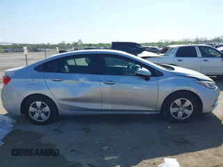 2017 Chevrolet Cruze LS z VIN 1G1BC5SM8H7252748, wystawiony jako IAAI lot #42027880 z przebiegiem 88 114 mil mil oraz . Historia ofert i sprzedaży dostępna na DreamBid. Obrazek 13.