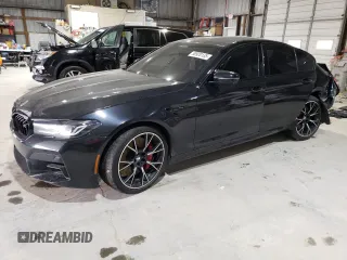 2021 BMW M5 z VIN WBS83CH06MCF15472, wystawiony jako Copart lot #50920135 z przebiegiem Nie podano mil oraz Szkody całkowita. Historia ofert i sprzedaży dostępna na DreamBid. Obrazek 1.