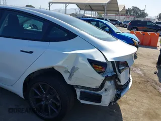 2023 Tesla Model 3 z VIN 5YJ3E1EA5PF401237, wystawiony jako IAAI lot #42520423 z przebiegiem 45 262 mil mil oraz . Historia ofert i sprzedaży dostępna na DreamBid. Obrazek 6.
