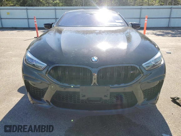 2022 BMW M8 Competition z VIN WBSAE0C08NCK00673, wystawiony jako Copart lot #61285334 z przebiegiem Nie podano mil oraz Szkoda całkowita • Salvage title. Historia ofert i sprzedaży dostępna na DreamBid. Obrazek 5.