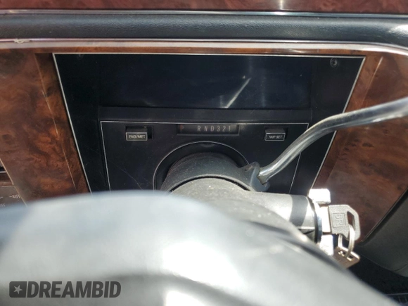 1991 Cadillac Brougham z VIN 1G6DW54E6MR718286, wystawiony jako Copart lot #54732145 z przebiegiem Nie podano mil oraz Tytuł czysty. Historia ofert i sprzedaży dostępna na DreamBid. Obrazek 9.