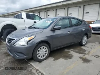 2019 Nissan Versa SV z VIN 3N1CN7AP7KL824914, wystawiony jako Copart lot #55671635 z przebiegiem 153 133 mil mil oraz Czysty tytuł • Clean title. Historia ofert i sprzedaży dostępna na DreamBid. Obrazek 1.