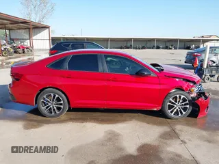 2024 Volkswagen Jetta Sport z VIN 3VWAM7BU7RM080664, wystawiony jako IAAI lot #41974493 z przebiegiem 14 254 mil mil oraz . Historia ofert i sprzedaży dostępna na DreamBid. Obrazek 13.