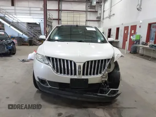 2013 Lincoln MKX z VIN 2LMDJ8JKXDBL29516, wystawiony jako IAAI lot #42108308 z przebiegiem 102 900 mil mil oraz . Historia ofert i sprzedaży dostępna na DreamBid. Obrazek 12.