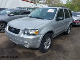 2005 Ford Escape Hybrid with VIN 1FMCU95H75KD90560, listed as a IAAI auction lot 42048840 with 137,223 mi miles. Bid and sale history available at carsss.com. Image 2.