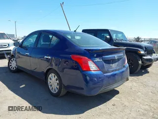 2019 Nissan Versa SV z VIN 3N1CN7AP2KL842799, wystawiony jako IAAI lot #42051006 z przebiegiem 123 075 mil mil oraz . Historia ofert i sprzedaży dostępna na DreamBid. Obrazek 3.