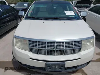 2010 Lincoln MKX z VIN 2LMDJ6JC2ABJ26385, wystawiony jako IAAI lot #42245218 z przebiegiem 238 611 mil mil oraz . Historia ofert i sprzedaży dostępna na DreamBid. Obrazek 6.