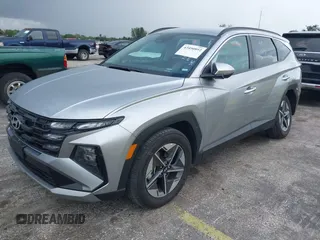 2025 Hyundai Tucson SEL z VIN 5NMJB3DE5SH465219, wystawiony jako IAAI lot #42490892 z przebiegiem 11 135 mil mil oraz . Historia ofert i sprzedaży dostępna na DreamBid. Obrazek 2.