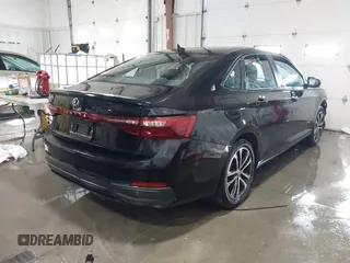 2025 Volkswagen Jetta Sport z VIN 3VWBX7BU2SM017442, wystawiony jako IAAI lot #41387314 z przebiegiem 1 498 mil mil oraz . Historia ofert i sprzedaży dostępna na DreamBid. Obrazek 4.