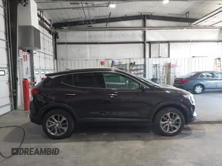2021 Buick Encore GX Essence z VIN KL4MMGSL1MB150807, wystawiony jako IAAI lot #42650838 z przebiegiem 46 076 mil mil oraz . Historia ofert i sprzedaży dostępna na DreamBid. Obrazek 13.