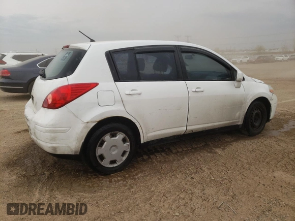 2010 Nissan Versa S z VIN 3N1BC1CP1AL447295, wystawiony jako Copart lot #53544455 z przebiegiem 310 809 mil mil oraz Szkoda całkowita • Salvage title. Historia ofert i sprzedaży dostępna na DreamBid. Obrazek 3.