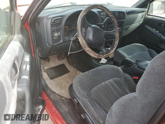 2000 Chevrolet Blazer LS z VIN 1GNCT18W8YK155812, wystawiony jako Copart lot #77315424 z przebiegiem 151 418 mil mil oraz Czysty tytuł • Clean title. Historia ofert i sprzedaży dostępna na DreamBid. Obrazek 8.