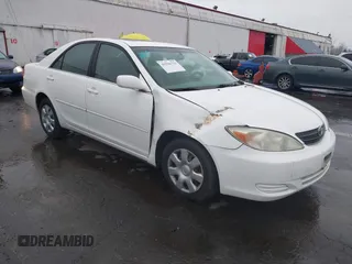2004 Toyota Camry LE z VIN JTDBE32K640279972, wystawiony jako IAAI lot #41596715 z przebiegiem 142 092 mil mil oraz . Historia ofert i sprzedaży dostępna na DreamBid. Obrazek 1.