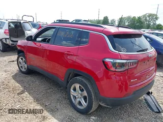 2024 Jeep Compass Latitude z VIN 3C4NJDBN5RT579943, wystawiony jako IAAI lot #42461866 z przebiegiem 18 241 mil mil oraz . Historia ofert i sprzedaży dostępna na DreamBid. Obrazek 3.