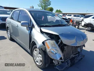 2010 Nissan Versa S z VIN 3N1BC1AP2AL394996, wystawiony jako IAAI lot #40690760 z przebiegiem 125 972 mil mil oraz . Historia ofert i sprzedaży dostępna na DreamBid. Obrazek 1.