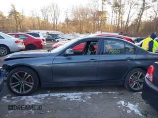 2013 BMW 3 Series 335i xDrive z VIN WBA3B9C55DF586231, wystawiony jako IAAI lot #41302520 z przebiegiem 123 173 mil mil oraz . Historia ofert i sprzedaży dostępna na DreamBid. Obrazek 15.