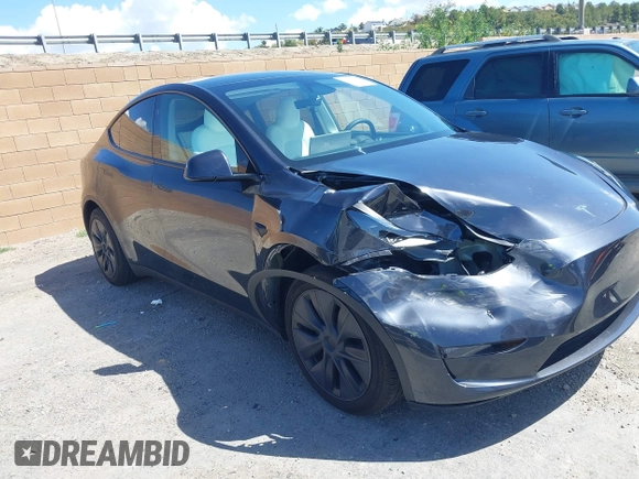 2024 Tesla Model Y Long Range z VIN 7SAYGAEE8RF198286, wystawiony jako IAAI lot #41950454 z przebiegiem 7 611 mil mil oraz . Historia ofert i sprzedaży dostępna na DreamBid. Obrazek 1.