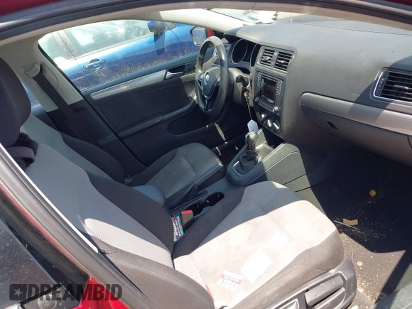 2017 Volkswagen Jetta S z VIN 3VW2B7AJ6HM232479, wystawiony jako IAAI lot #42579313 z przebiegiem 100 582 mil mil oraz . Historia ofert i sprzedaży dostępna na DreamBid. Obrazek 5.