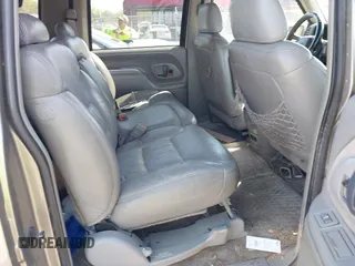 1999 GMC Suburban with VIN 3GKFK16R4XG514928, listed as a IAAI auction lot 41934636 with 245,010 mi miles and . Bid and sale history available at DreamBid. Image 8.