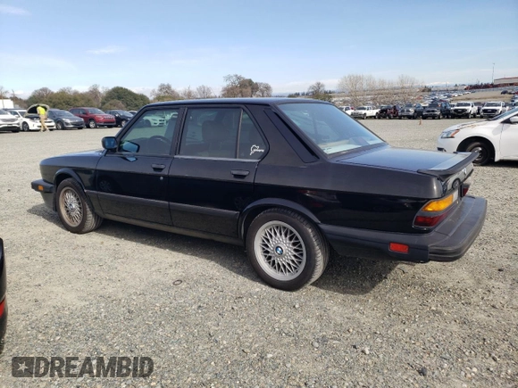 1988 BMW M5 z VIN WBSDC930XJ2791080, wystawiony jako Copart lot #45013965 z przebiegiem 158 194 mil mil oraz Czysty tytuł • Clean title. Historia ofert i sprzedaży dostępna na DreamBid. Obrazek 2.