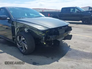 2025 Hyundai Elantra SEL Sport z VIN KMHLM4DG4SU980596, wystawiony jako IAAI lot #42295412 z przebiegiem 28 mil mil oraz . Historia ofert i sprzedaży dostępna na DreamBid. Obrazek 6.