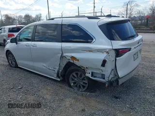 2022 Toyota Sienna XLE with VIN 5TDYRKEC6NS096521, listed as a IAAI auction lot 41882669 with 52,500 mi miles. Bid and sale history available at carsss.com. Image 3.