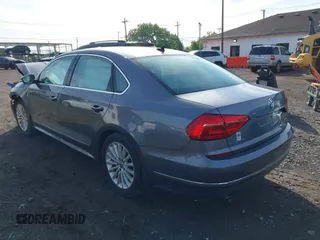 2016 Volkswagen Passat SE z VIN 1VWBT7A32GC016577, wystawiony jako IAAI lot #42334269 z przebiegiem 128 006 mil mil oraz . Historia ofert i sprzedaży dostępna na DreamBid. Obrazek 3.