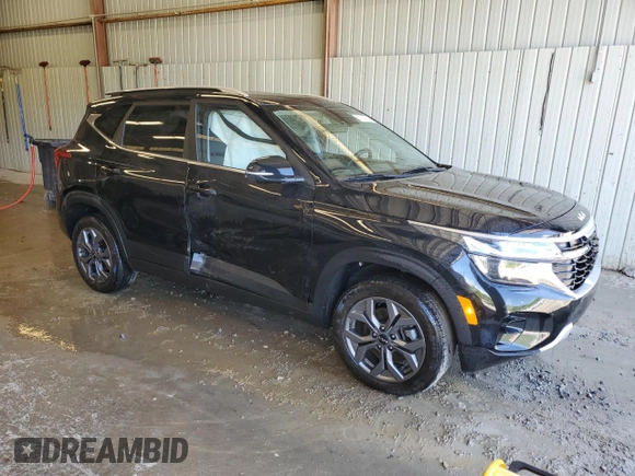 2024 Kia Seltos S z VIN KNDEUCAA4R7589092, wystawiony jako Copart lot #57033015 z przebiegiem 6 390 mil mil oraz Szkoda całkowita • Salvage title. Historia ofert i sprzedaży dostępna na DreamBid. Obrazek 4.