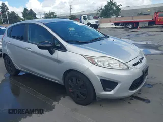 2013 Ford Fiesta S z VIN 3FADP4TJ8DM178174, wystawiony jako IAAI lot #42256759 z przebiegiem 98 239 mil mil oraz . Historia ofert i sprzedaży dostępna na DreamBid. Obrazek 1.