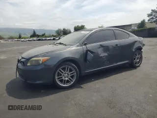 2007 Scion tC Spec z VIN JTKDE177370203799, wystawiony jako Copart lot #52305955 z przebiegiem 143 300 mil mil oraz Szkody całkowita. Historia ofert i sprzedaży dostępna na DreamBid. Obrazek 1.