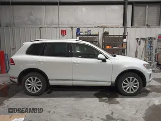 2016 Volkswagen Touareg Sport z VIN WVGEF9BP2GD010630, wystawiony jako IAAI lot #41837326 z przebiegiem 178 640 mil mil oraz . Historia ofert i sprzedaży dostępna na DreamBid. Obrazek 13.
