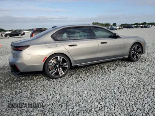2024 BMW 7 Series 740i z VIN WBA23EH08RCS95536, wystawiony jako Copart lot #52499895 z przebiegiem 3 826 mil mil oraz Nie do naprawy • Non repairable. Historia ofert i sprzedaży dostępna na DreamBid. Obrazek 3.