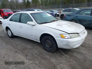 1998 Toyota Camry LE z VIN 4T1BG22K2WU225323, wystawiony jako IAAI lot #41884893 z przebiegiem 262 222 mil mil oraz . Historia ofert i sprzedaży dostępna na DreamBid. Obrazek 1.