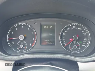 2014 Volkswagen Passat S z VIN 1VWAT7A33EC038497, wystawiony jako IAAI lot #41922616 z przebiegiem 110 509 mil mil oraz . Historia ofert i sprzedaży dostępna na DreamBid. Obrazek 7.