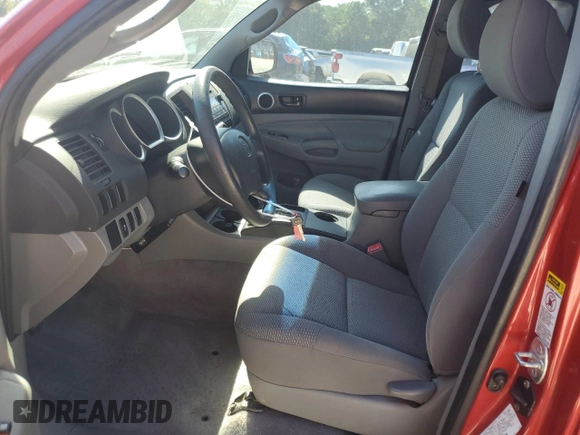 2011 Toyota Tacoma z VIN 5TFTX4CN1BX010490, wystawiony jako Copart lot #53556515 z przebiegiem 173 794 mil mil oraz Szkoda całkowita • Salvage title. Historia ofert i sprzedaży dostępna na DreamBid. Obrazek 7.