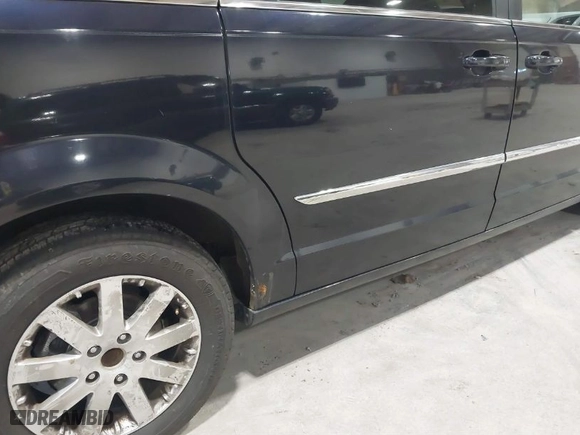 2011 Chrysler Town & Country Touring-L with VIN 2A4RR8DG6BR739802, listed as a IAAI auction lot 41893479 with 143,541 mi miles. Bid and sale history available at carsss.com. Image 6.